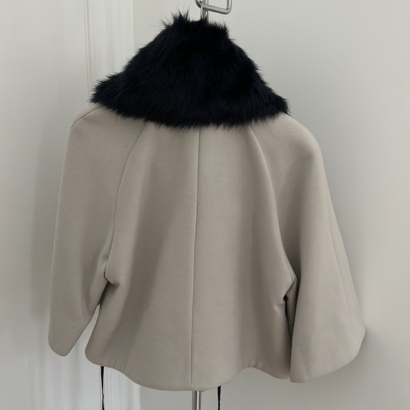 TAHARI - silver cape with navy fur collar - Picture 7 of 13
